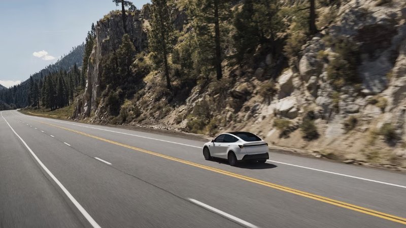Tesla Model Y: test di sicurezza superati, ma indagini in corso su 3,2 milioni di veicoli
