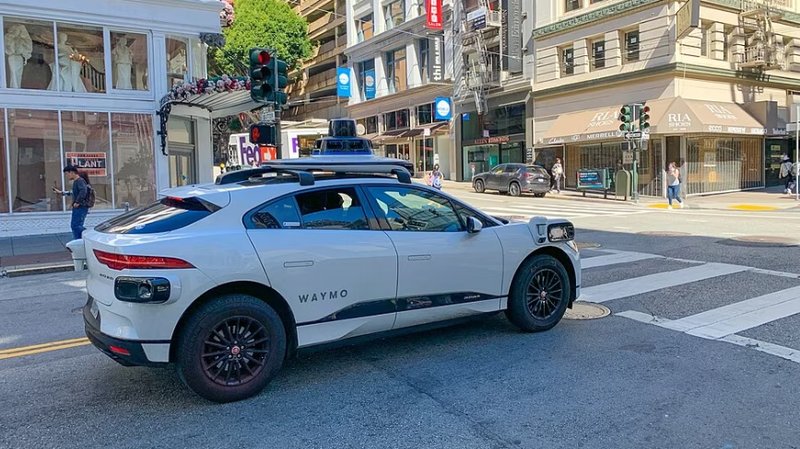 Waymo sospende i robotaxi in cinque città: il patch software non ha funzionato