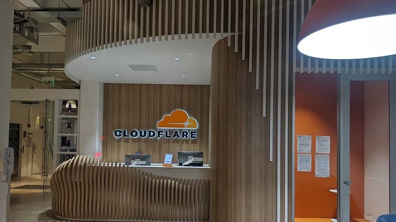 Cloudflare mette un ultimatum ai crawler AI: entro settembre pagate gli editori o sarete bloccati