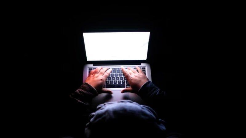 Agente AI vittima di phishing: esposte credenziali AWS e dati clienti