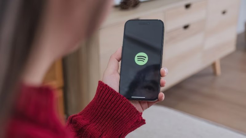 Spotify e l'AI: 57.000 podcast falsi rimossi dopo indagine del Senato USA