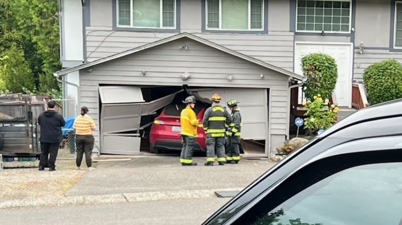 Incidente Tesla a Redmond: Autopilot sotto indagine dopo l'impatto con un garage