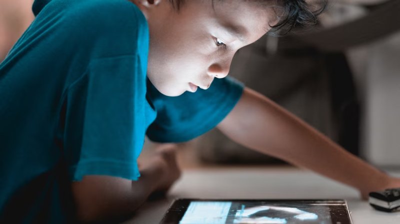 Metà dei genitori teme che i figli dipendano troppo dall'AI: il nodo è chi controlla il modello