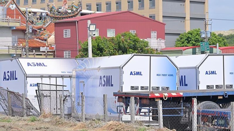 ASML regala 20mila euro a dipendente: il bonus che racconta la dipendenza dell'AI dai chip avanzati