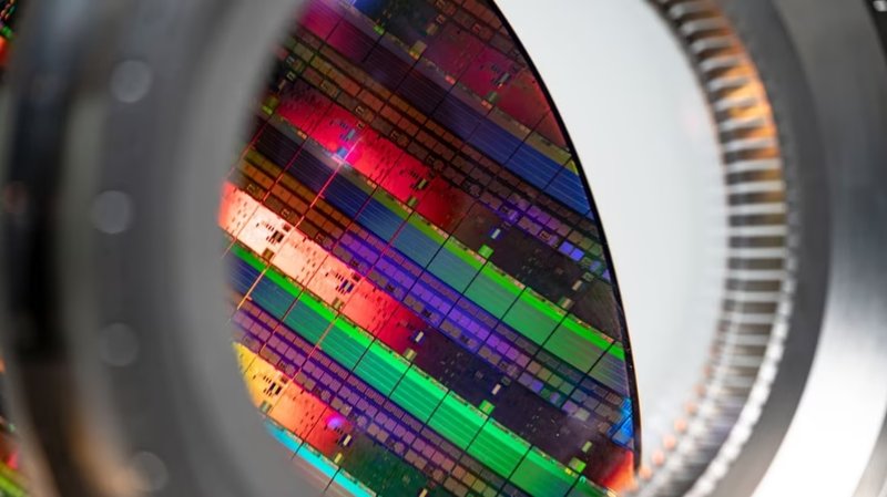 ASML accelera del 30% la produzione di macchine EUV per l’AI