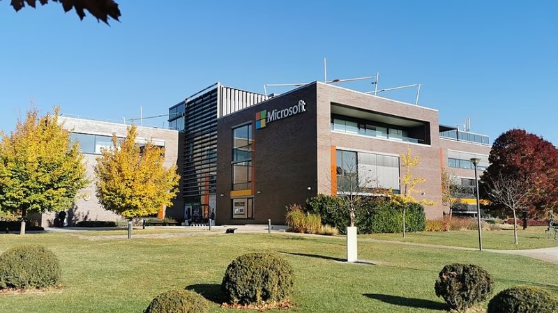 Microsoft allena la forza vendita a screditare OpenAI: il paradosso che spinge all’autonomia on-premise