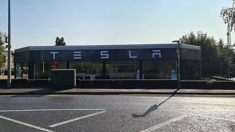 Incidente Tesla: l'acceleratore al 100% e il tallone d'Achille dell'AI on-premise