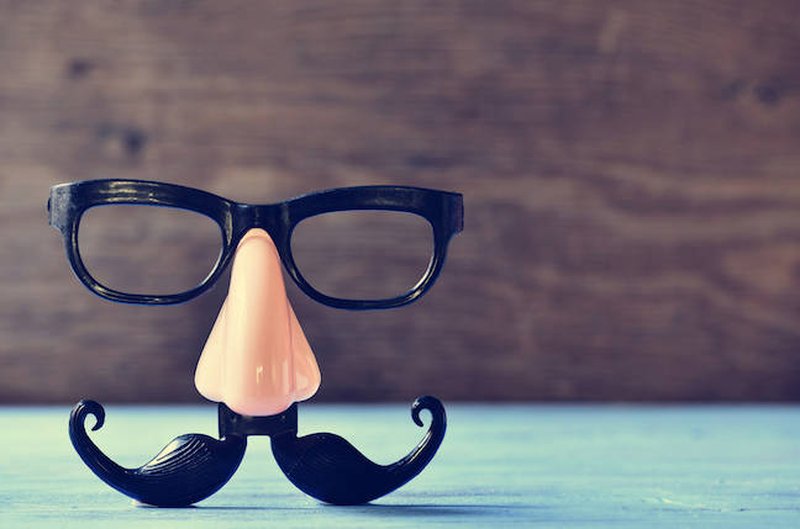 Spoofing dell'identità Git inganna Claude nell'approvazione di codice malevolo