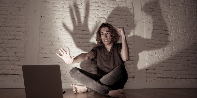 L'adozione di massa dell'AI solleva preoccupazioni su elezioni e relazioni